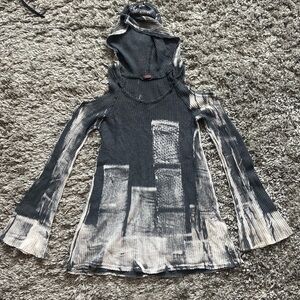 T Party hooded bell sleeve with cold should top size M